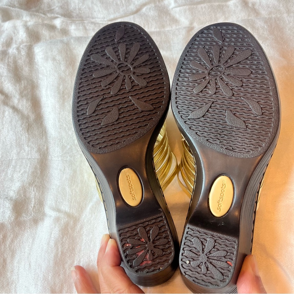 Softspots “Traci” Gold wedge sandal with Woven Design size 5 - Picture 5 of 7